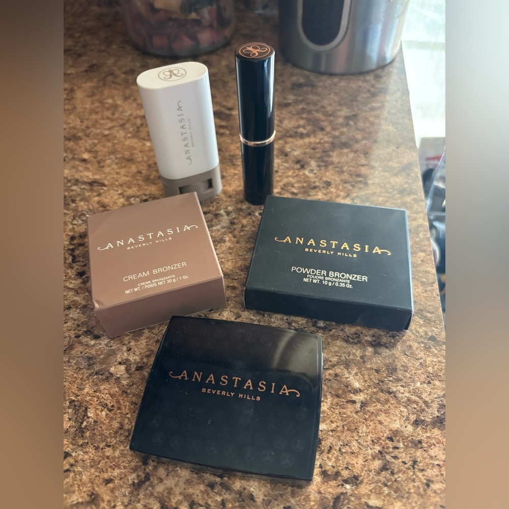 2 powder bronzer 
1 contour stick 
1 foundation stick